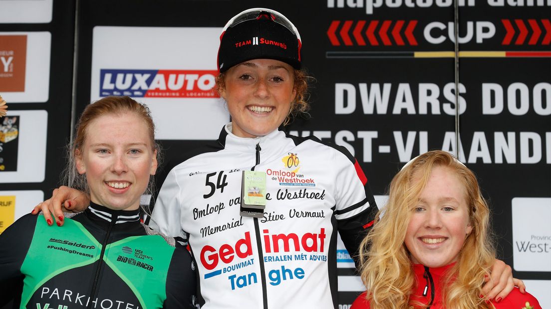 Mackaij won in maart de Omloop van de Westhoek, links de nummer 2: Lorena Wiebes