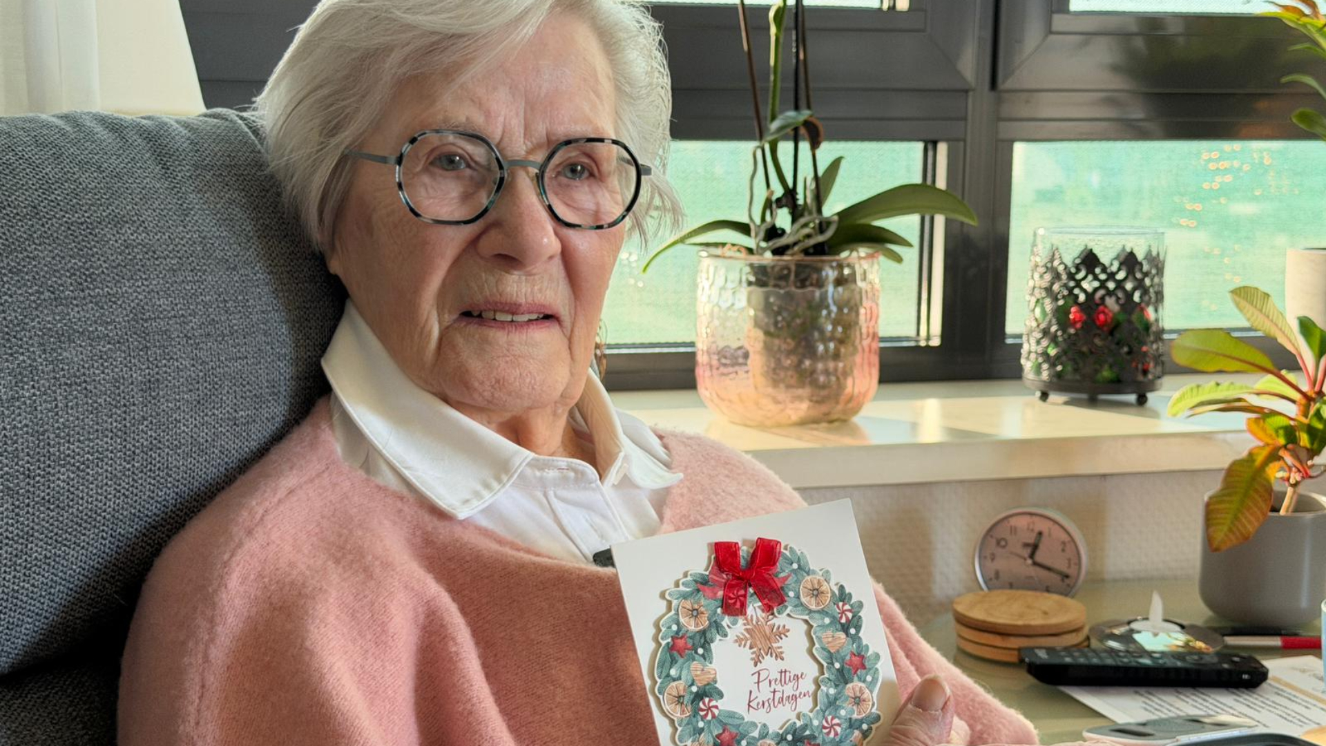 Maartje met het kerstkaartje van haar nicht Maja.