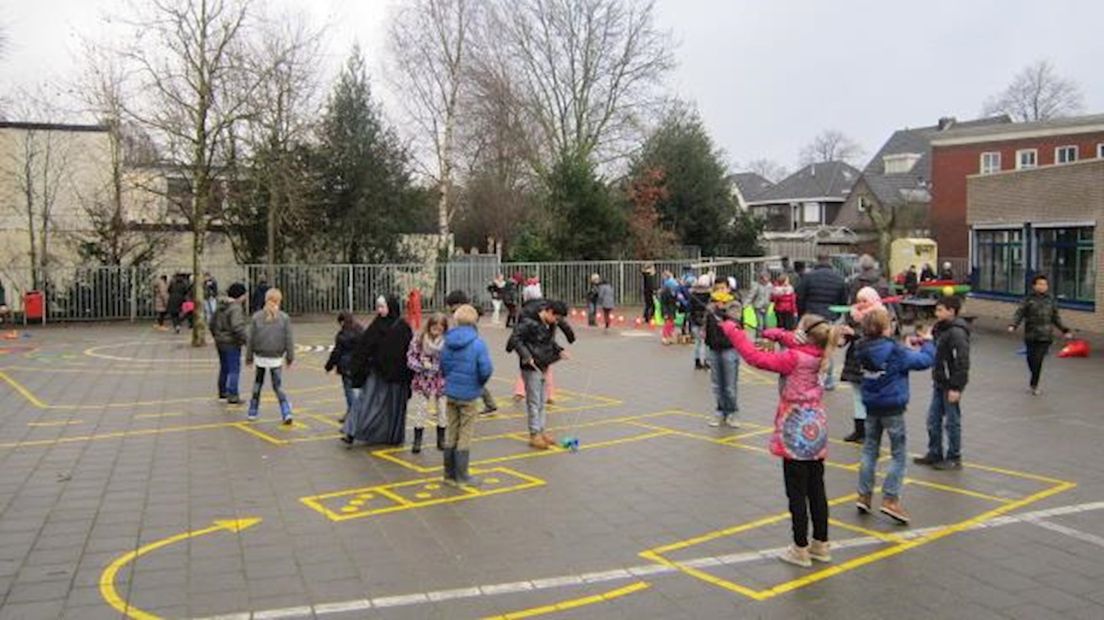 56 kinderen spelen ontspannen