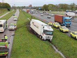 112 Nieuws: Vrachtwagen raakt van de weg op de A28: kijkersfile