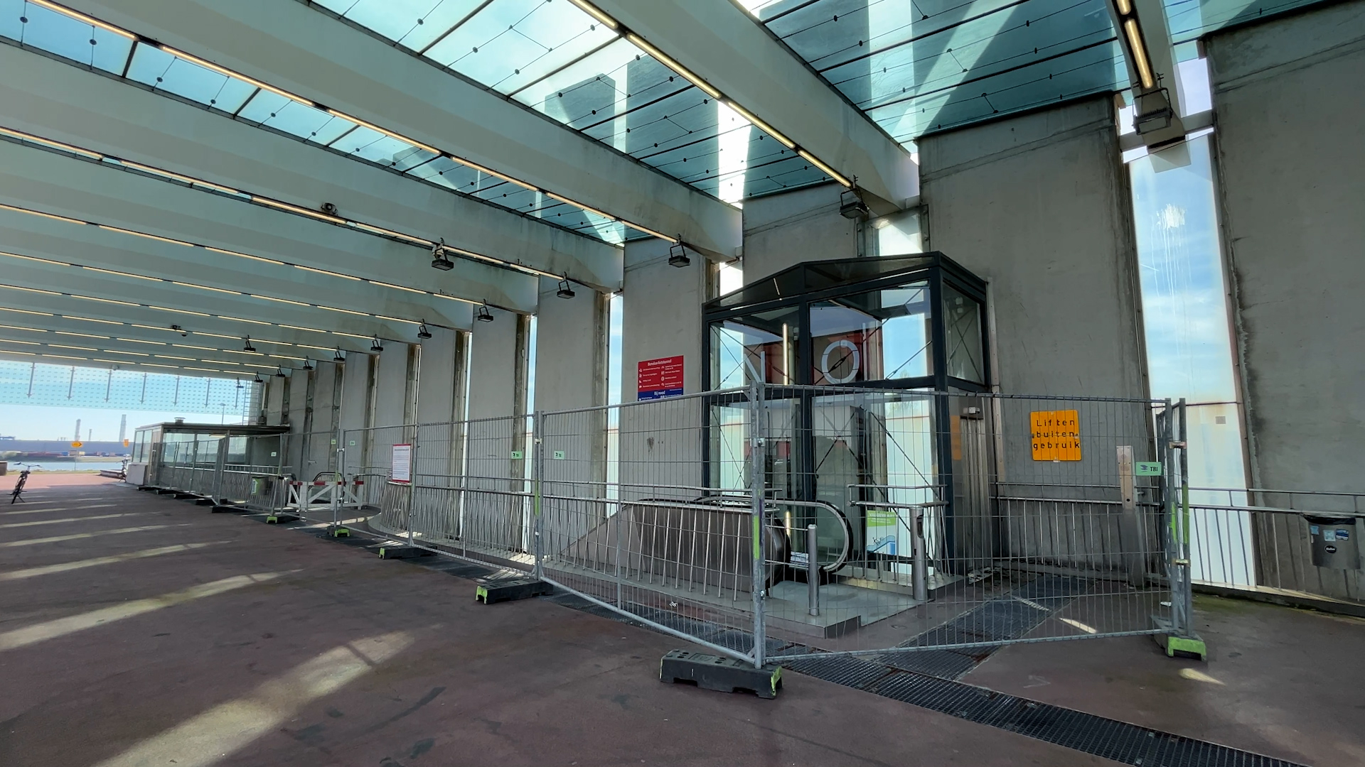 De roltrappen en lift van de fietstunnel.