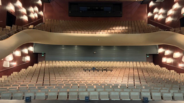 Nieuwe stoelen in de grote zaal van de vernieuwde Harmonie