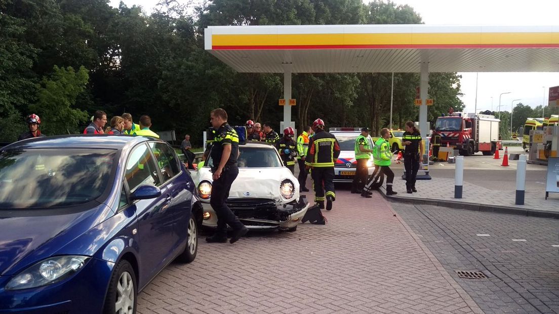 Auto rijdt met hoge snelheid door tankstation in Gouda 