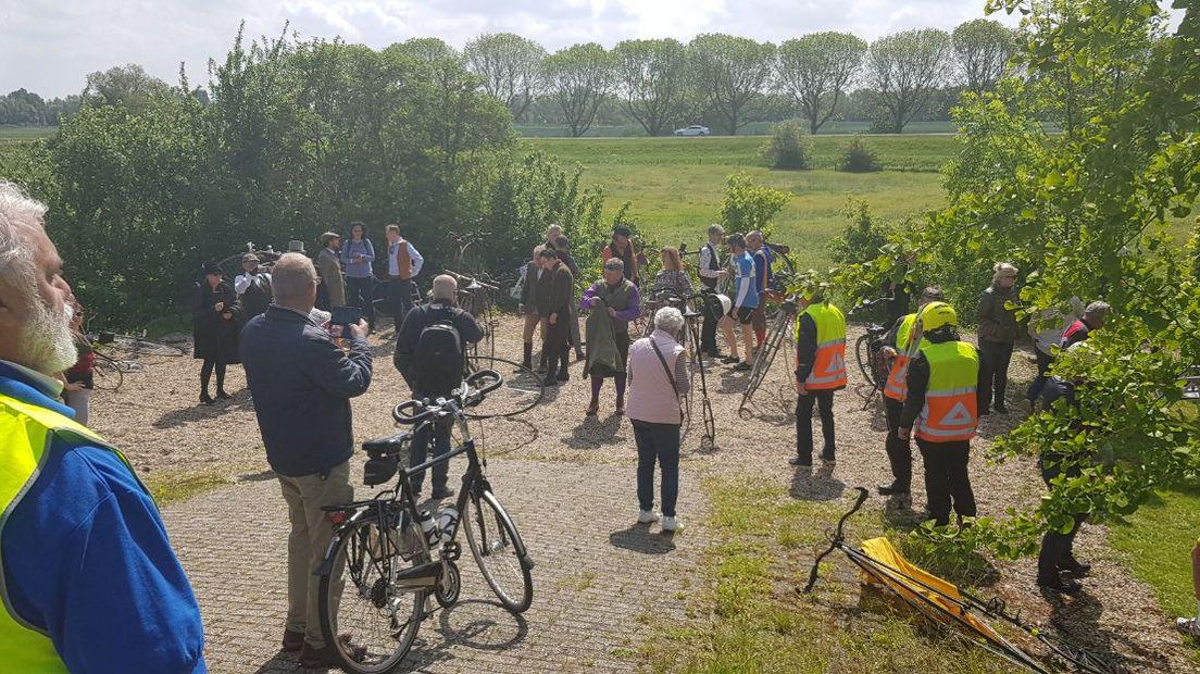 In Zaltbommel vindt zondag het eerste open NK hoge bi plaats. Enkele tientallen deelnemers nemen het op de antieke fiets tegen elkaar op. Zaterdag maakten ze alvast een rondje.