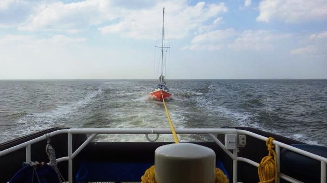 KNRM neemt zeilboot met motorproblemen op sleeptouw