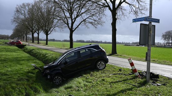112 nieuws: Auto slaat over de kop bij ongeval Vriezenveen | Brandweer redt vrouw uit water.