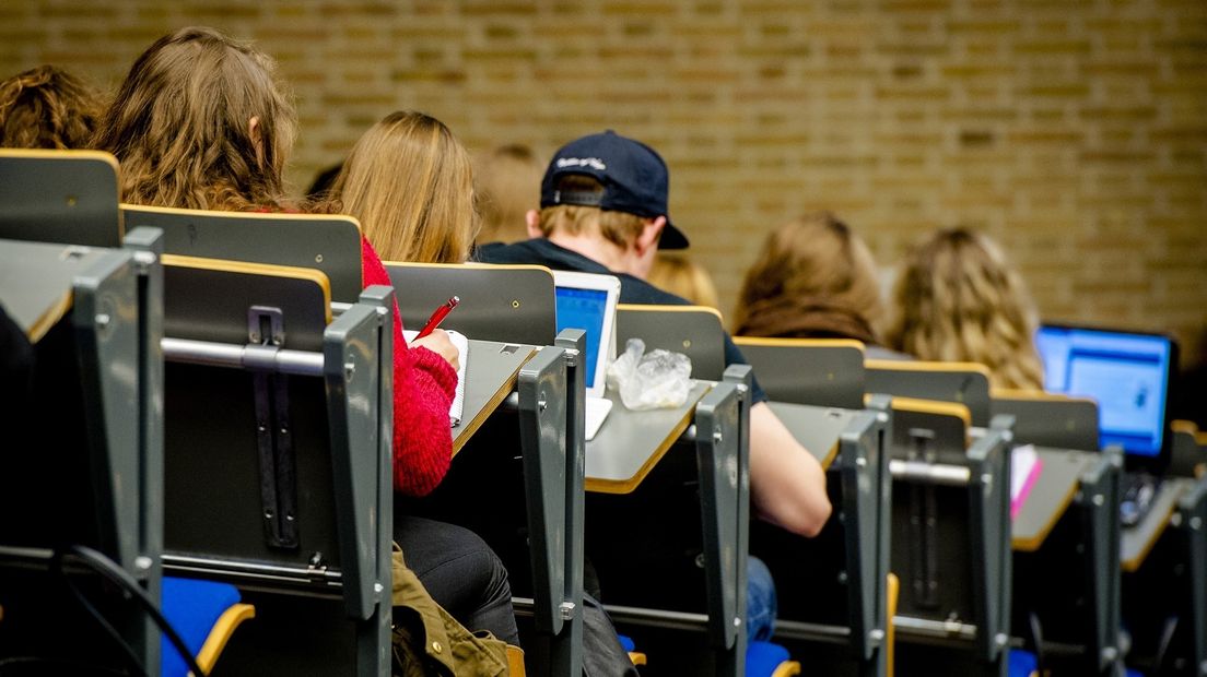 Studenten in een collegezaal voor de coronacrisis