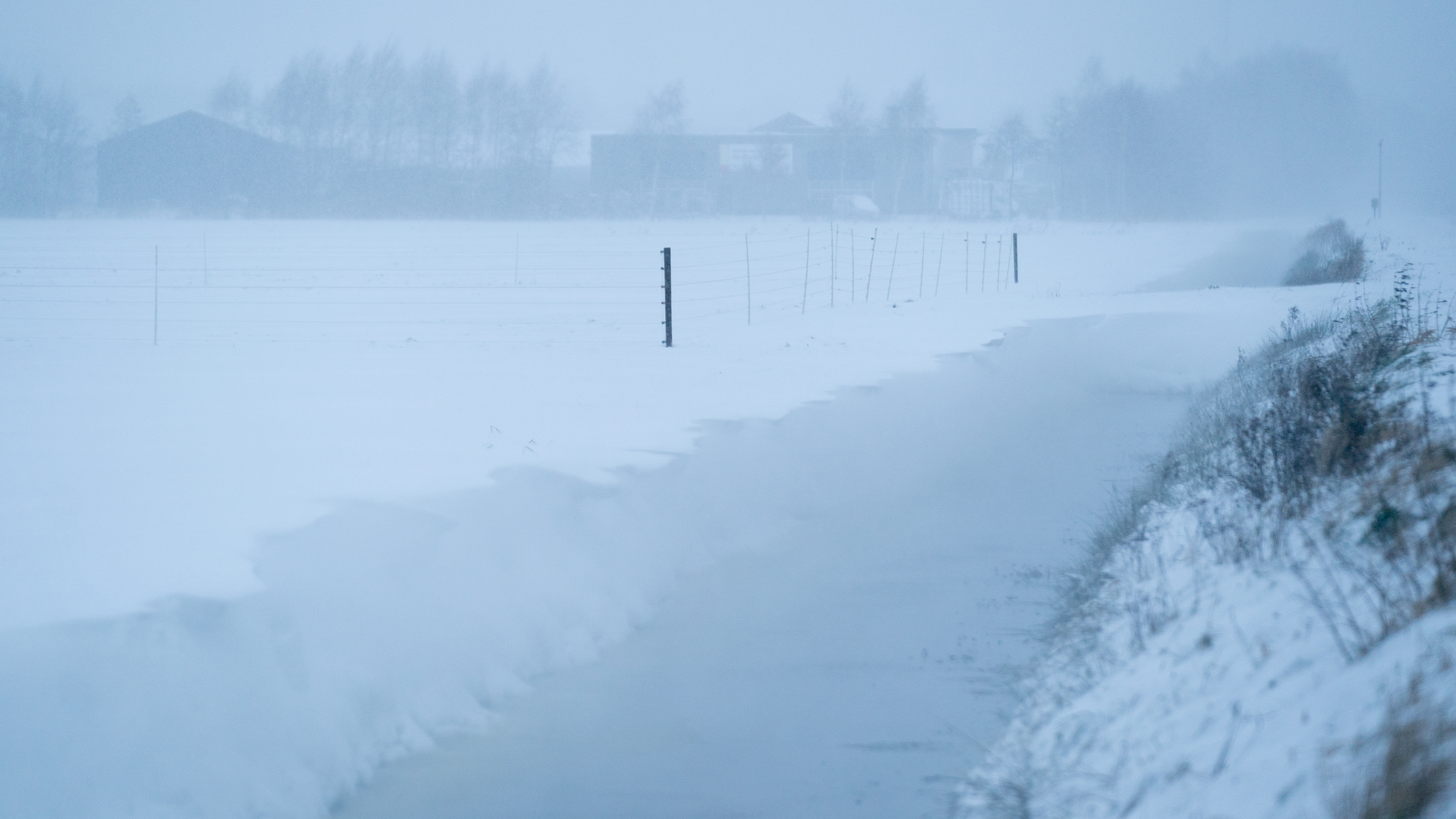 Rijkswaterstaat: 'Ga morgen niet de weg op'
