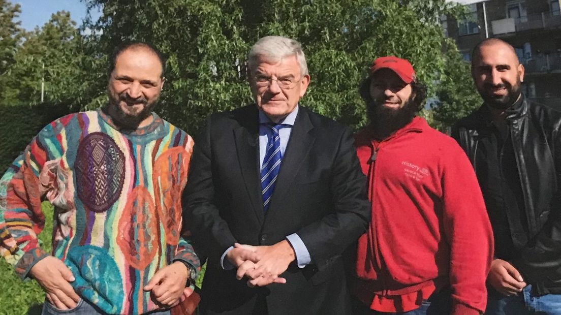 Burgemeester Van Zanen op bezoek in de Geuzenwijk. Vlnr: Algazi Ghoula, burgemeester Van Zanen, Issa Ghoula en Rachid Habchi