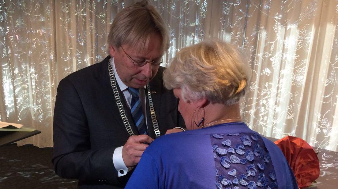 Grietje Pasma wordt benoemd tot ridder in de Orde van Oranje Nassau