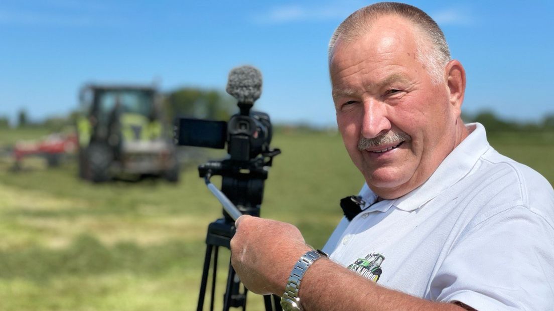 Tonnie Stam aan het werk tijdens de oogst van gras