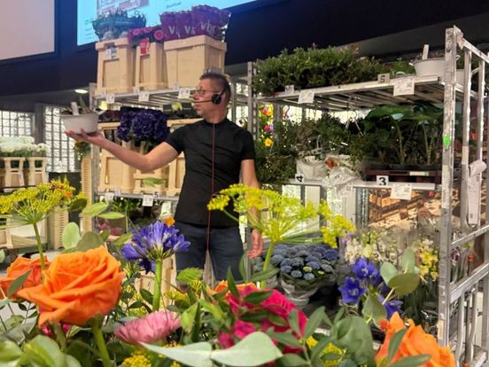Laatste kar voor de klok op Bloemenveiling Eelde brengen tranen op en een tientje voor een dahlia