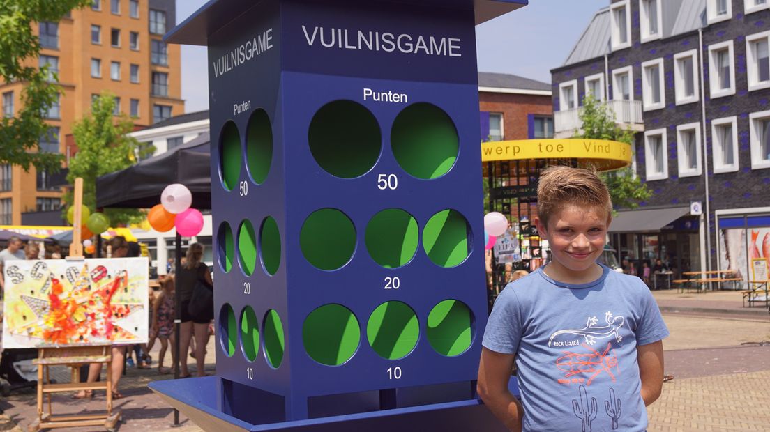 De 11-jarige Taeke Smink met de door hem ontworpen Vuilnisgame