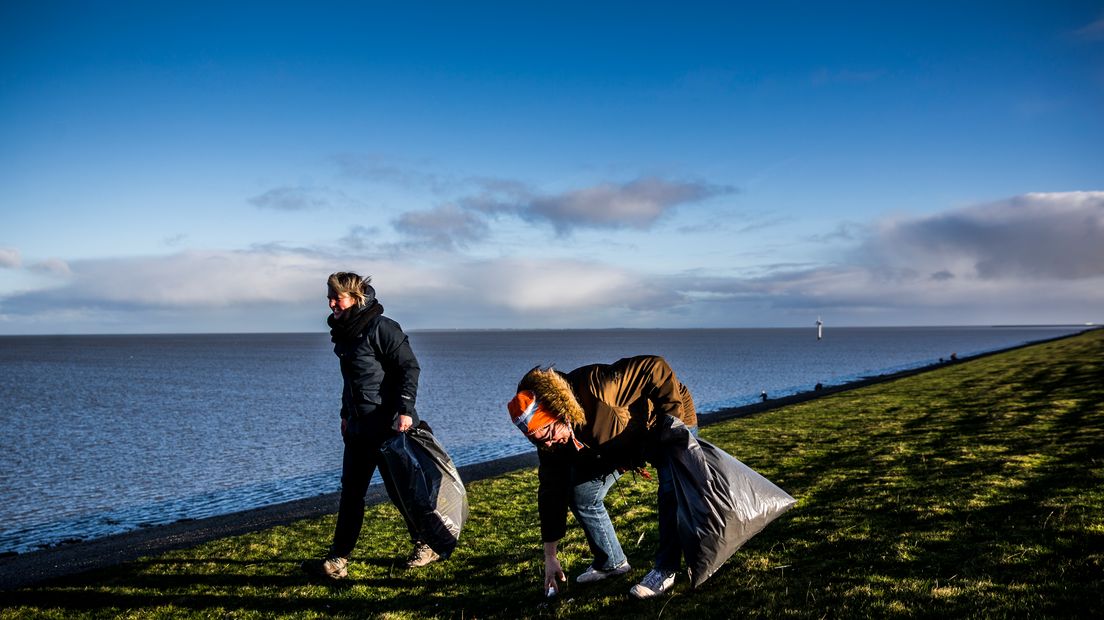 Vrijwilligers ruimen de troep op die op de Waddendijk is terechtgekomen nadat een vrachtschip 270 containers was verloren (Rechten: ANP/Siese Veenstra)