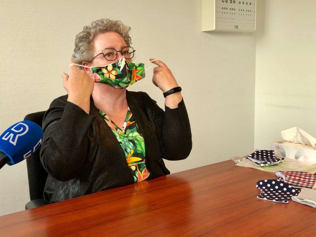Ellen Lelieveld demonstreert haar zelfgemaakte mondkapje