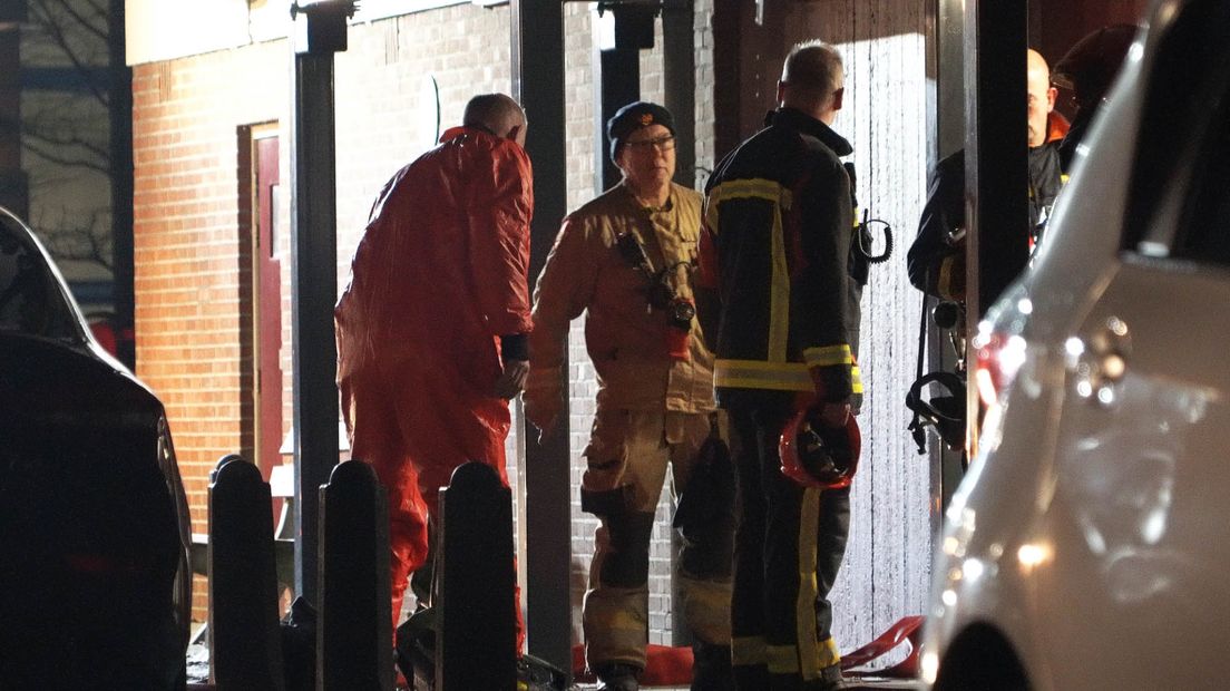 De brandweer heeft het slachtoffer uit de woning gehaald