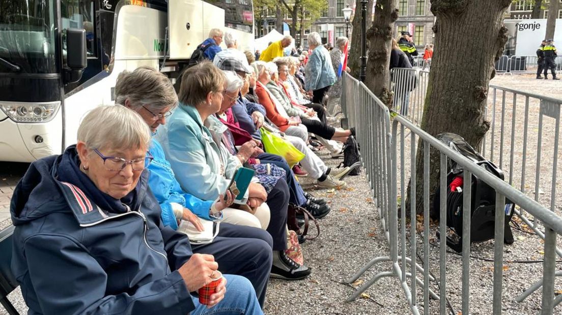 Weer of geen weer, trouwe fans zitten al klaar langs de route