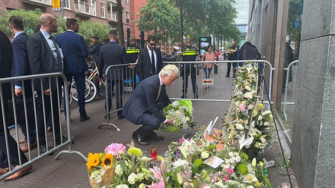 Geert Wilders legt bloemen bij de supermarkt aan de Turfmarkt