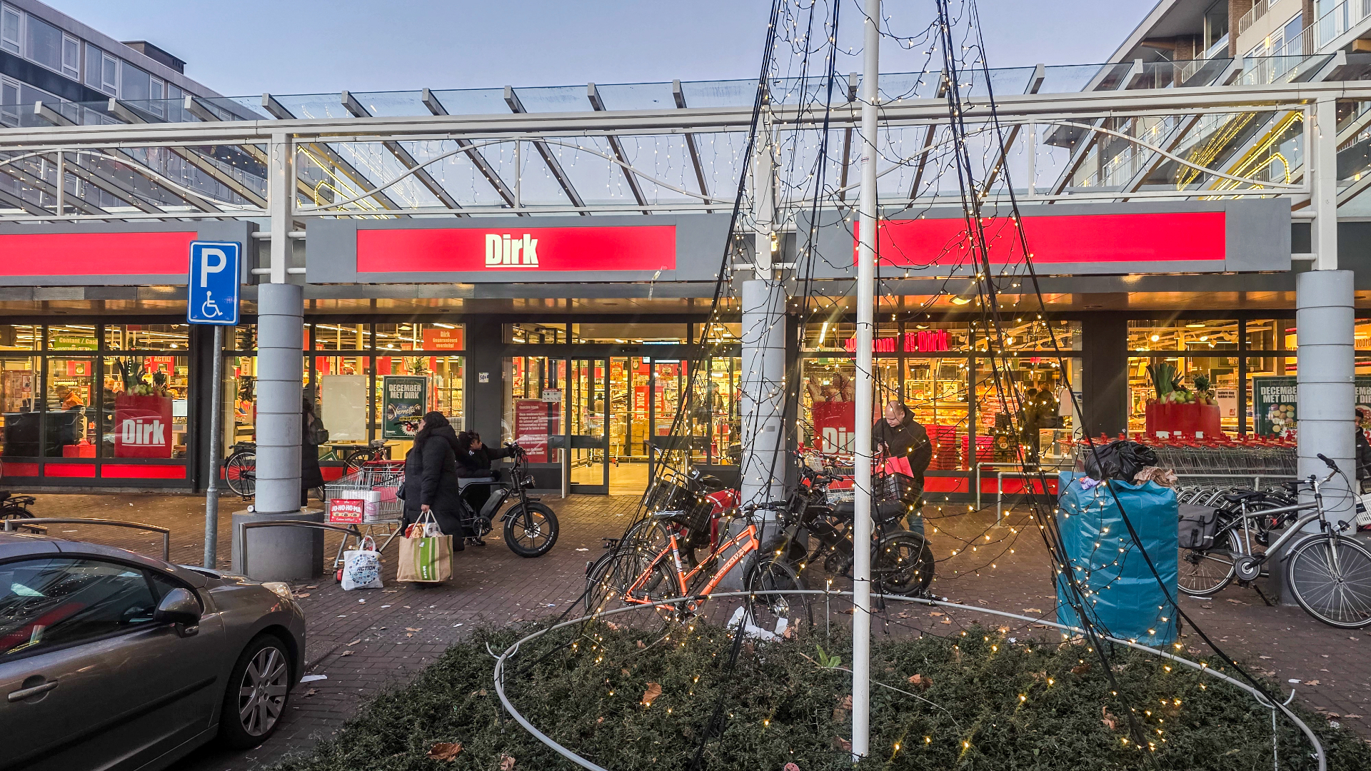 De Dirk supermarkt in het Crabbehof in Dordrecht.