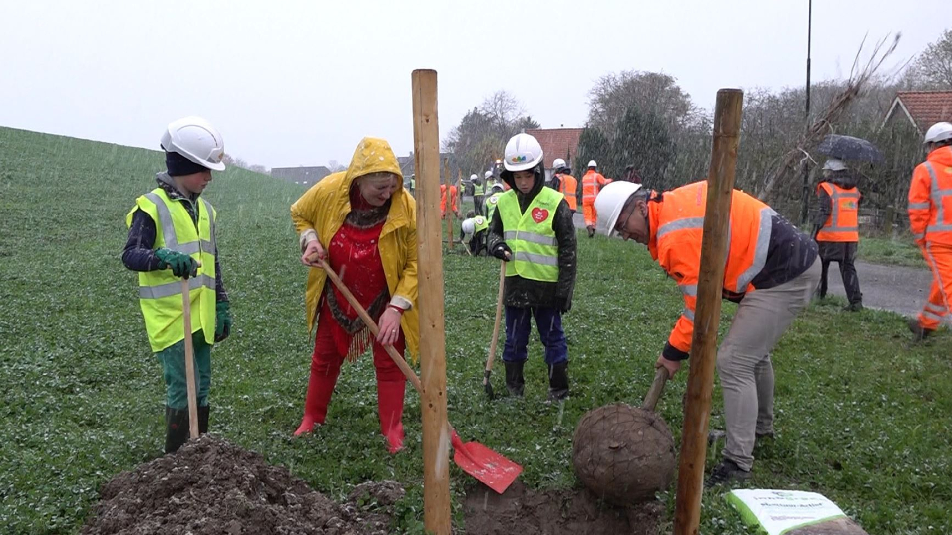 Kinderen planten 'plukbos' in uiterwaarden