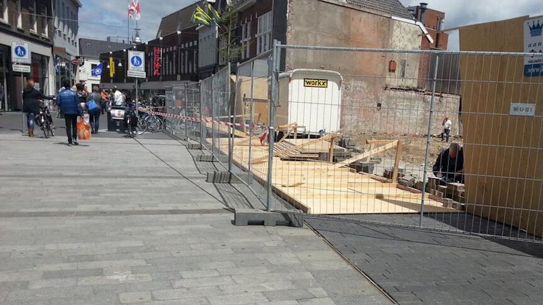 Houten afzetting op Van Heekplein