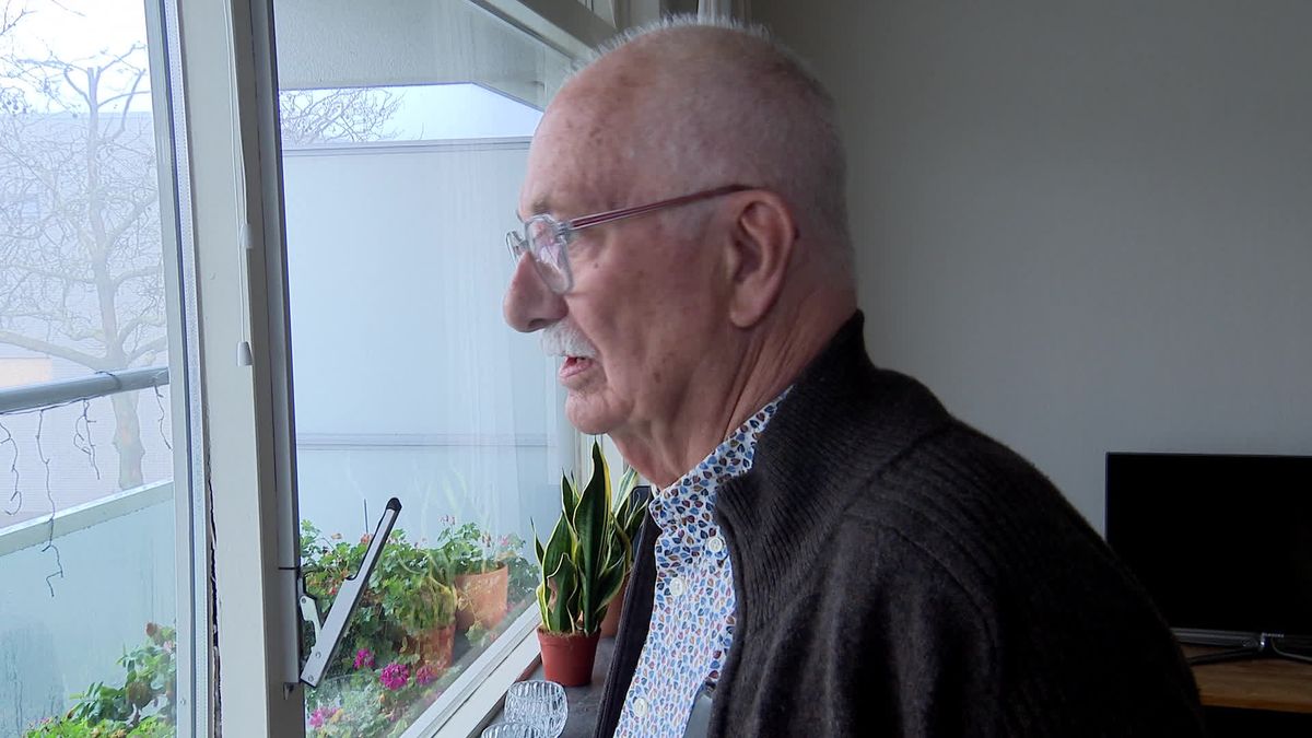 Piet laat de schade in zijn appartement zien.