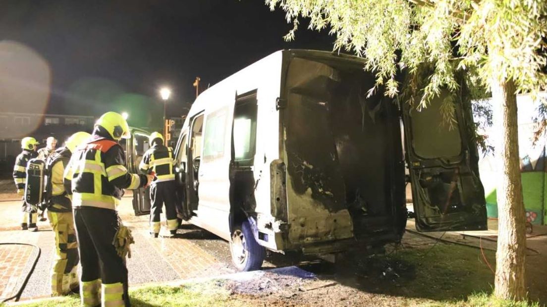 In Culemborg zijn in de nacht van zaterdag op zondag een auto en een busje uitgebrand. Dat gebeurde bij afzonderlijke branden.