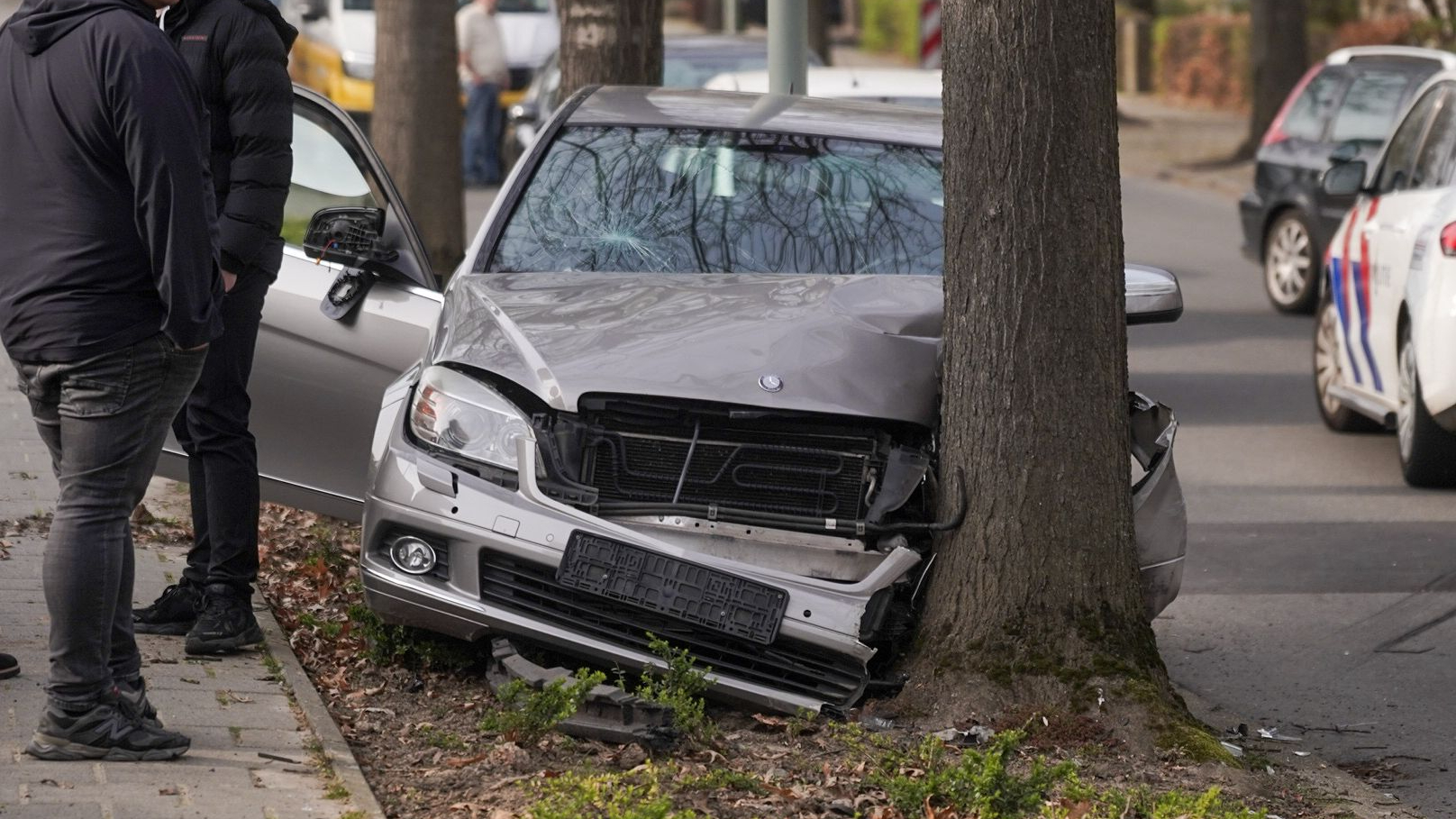 Bestuurder vlucht na auto-ongeluk in Hoensbroek.