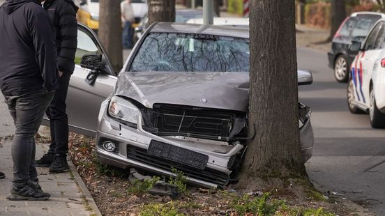 Bestuurder vlucht na auto-ongeluk in Hoensbroek. Bestuurder vlucht na auto-ongeluk in Hoensbroek.