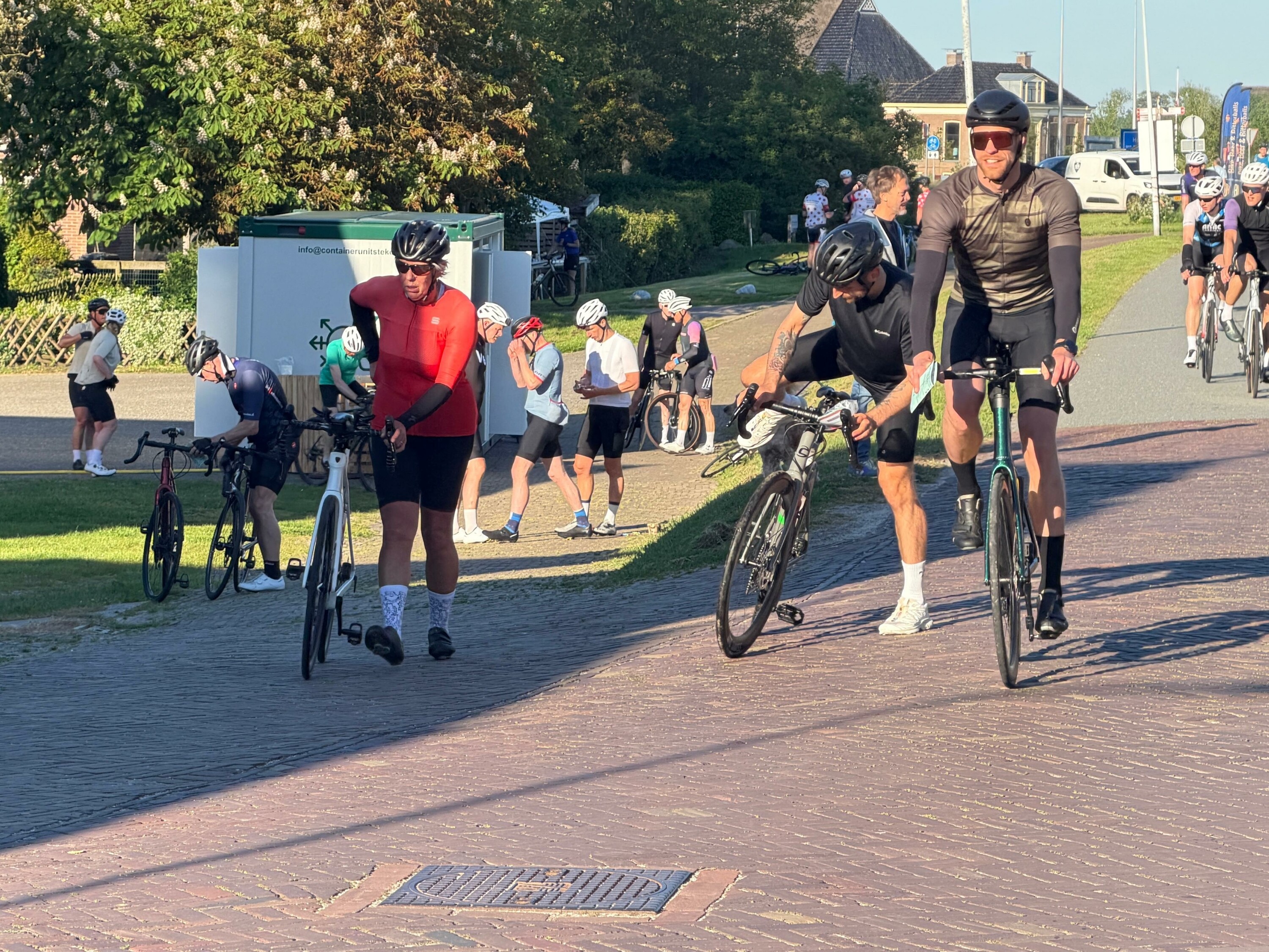 Fietsers in Holwert