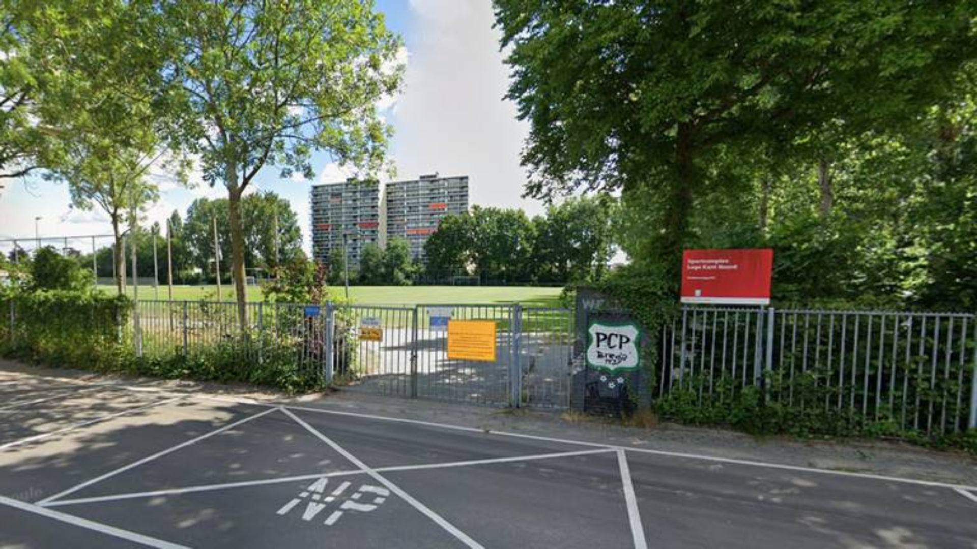 Een speler van voetbalclub PCP in Breda lag op de grond en werd tegen zijn hoofd geschopt.