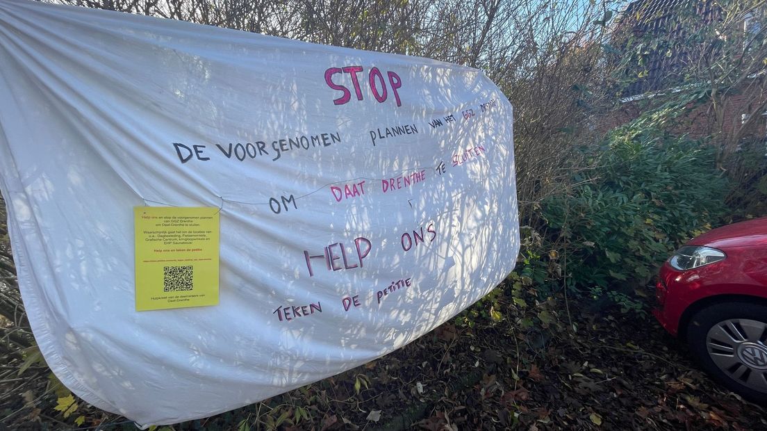 Deelnemers hebben een spandoek opgehangen