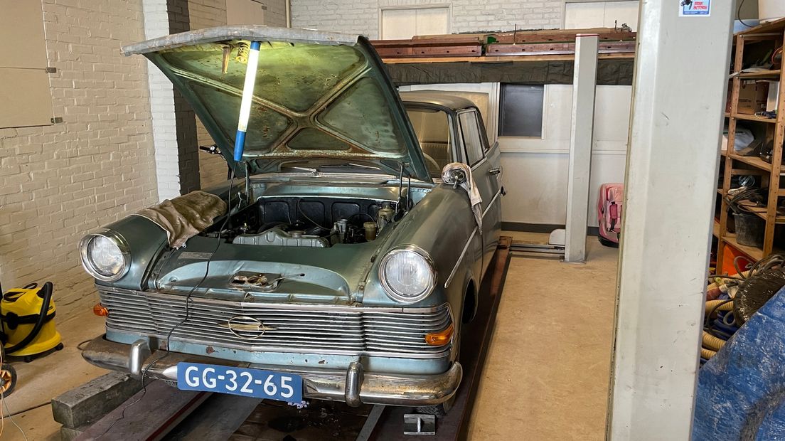 De oude auto staat weer bij Alting in de schuur