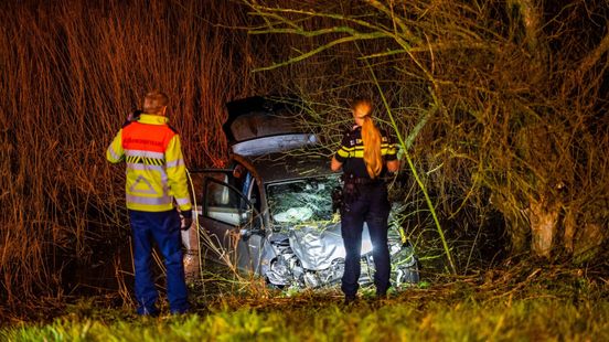 Auto in sloot • persoon vast in lift