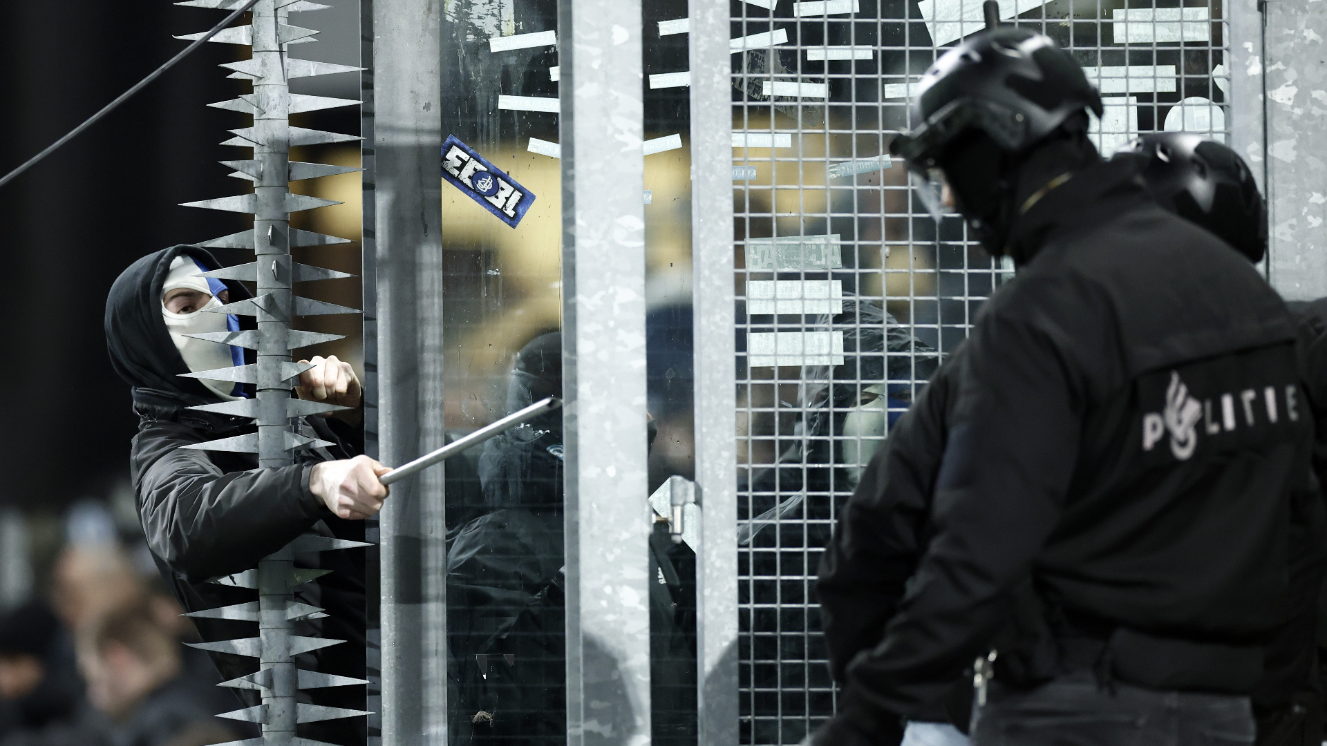 KRC Genk boos over ingrijpen politie rond duel in Utrecht: 'Buitensporig geweld'