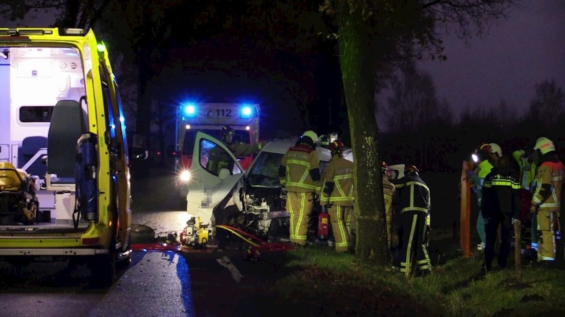 Auto tegen boom in Losser