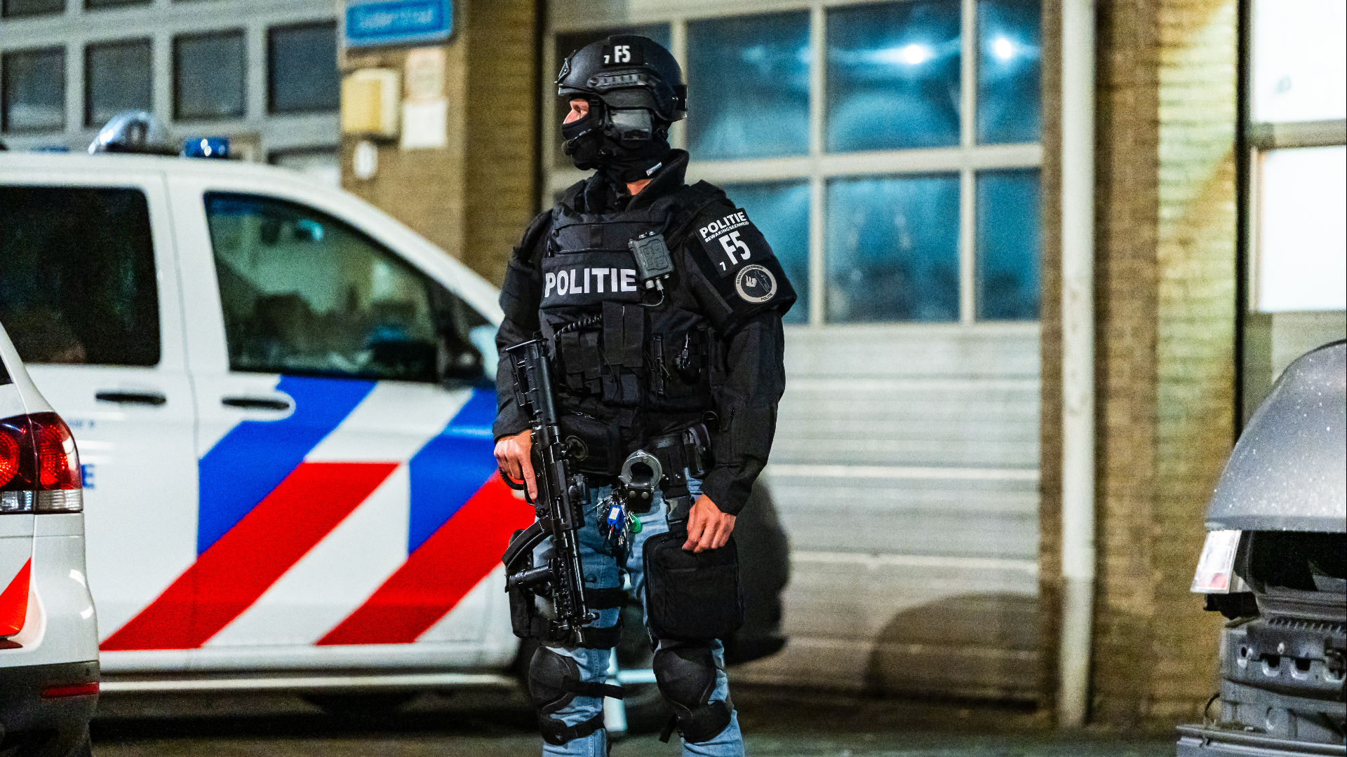 Het pand in de Spaanse Polder werd korte tijd bewaakt door zwaarbewapende agenten