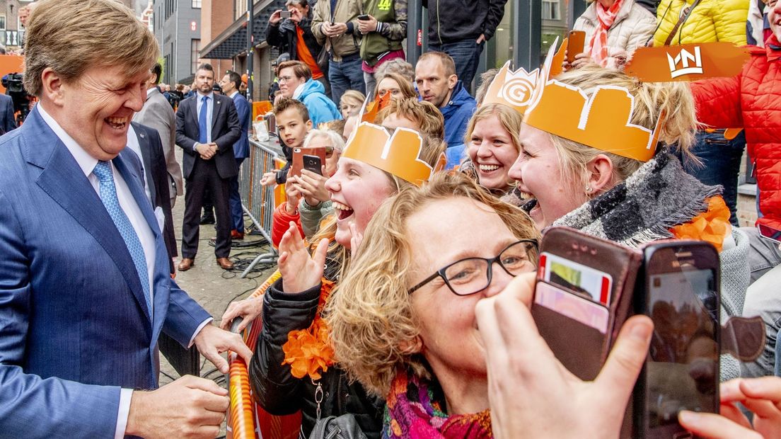 Koning Willem-Alexander gaat met vele fans op de foto