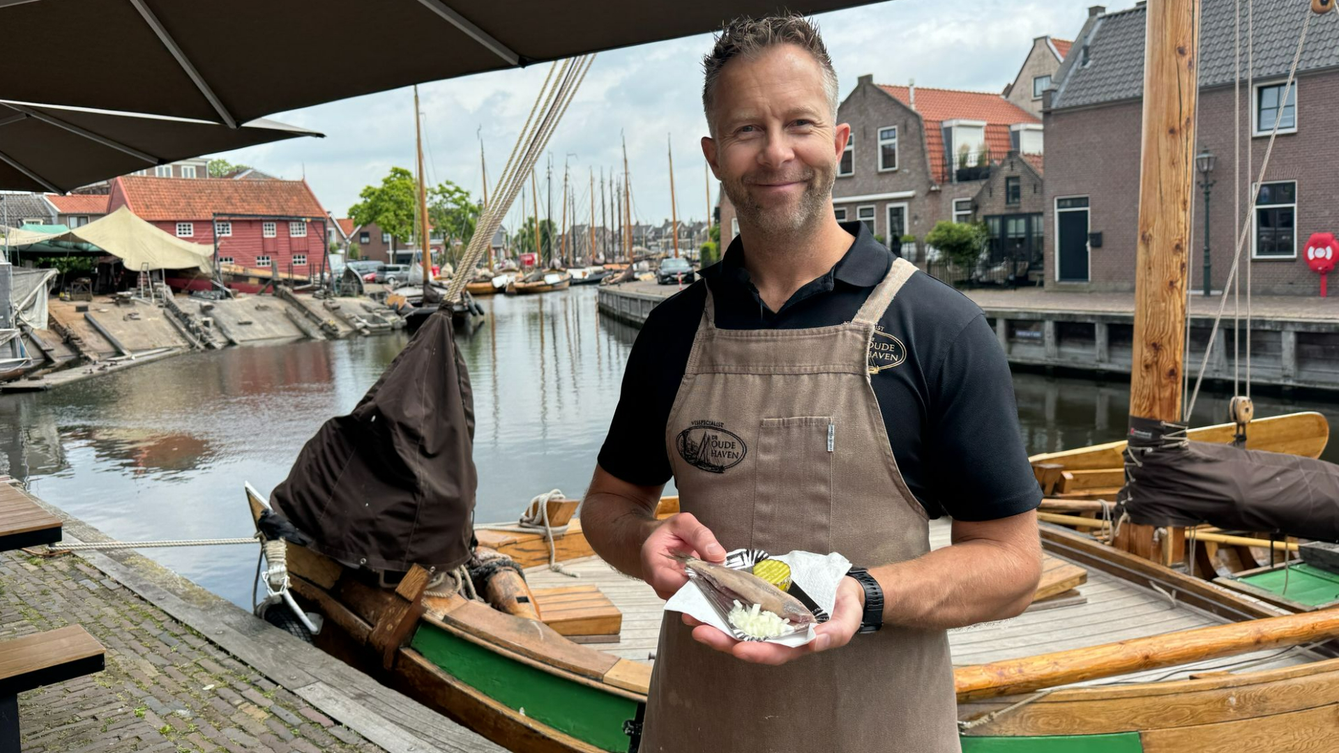 Haringseizoen geopend in Spakenburg: Duitse toeristen proeven haring