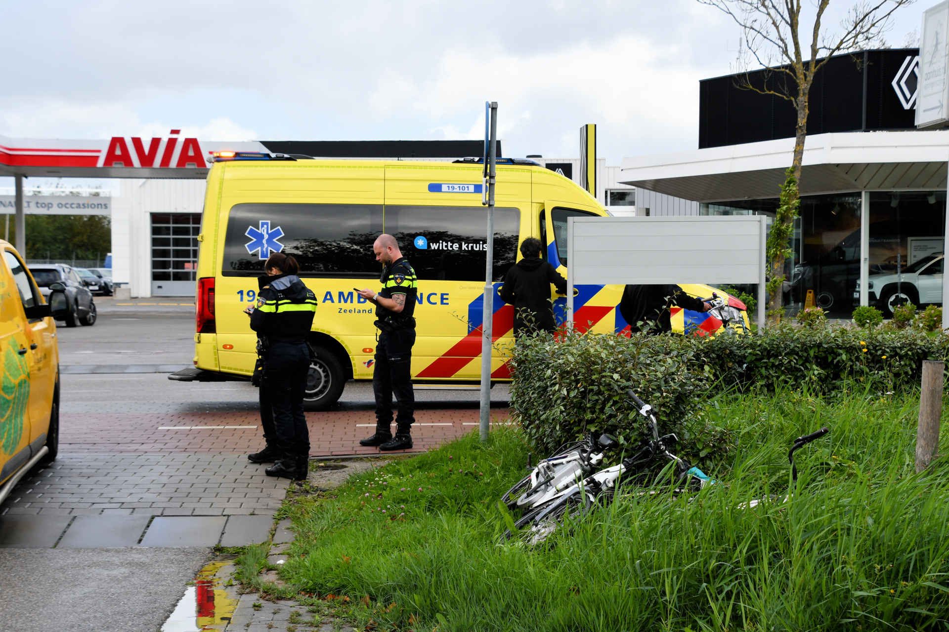 Fietser gewond naar ziekenhuis na aanrijding met auto in Goes