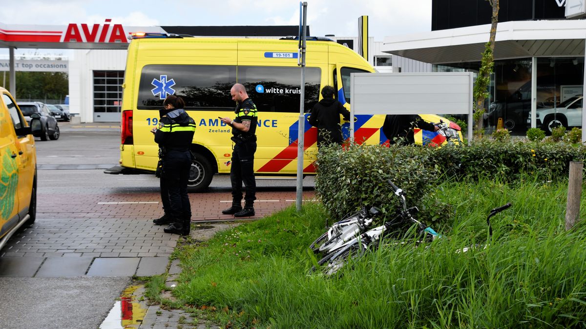 Fietser gewond naar ziekenhuis na aanrijding met auto in Goes