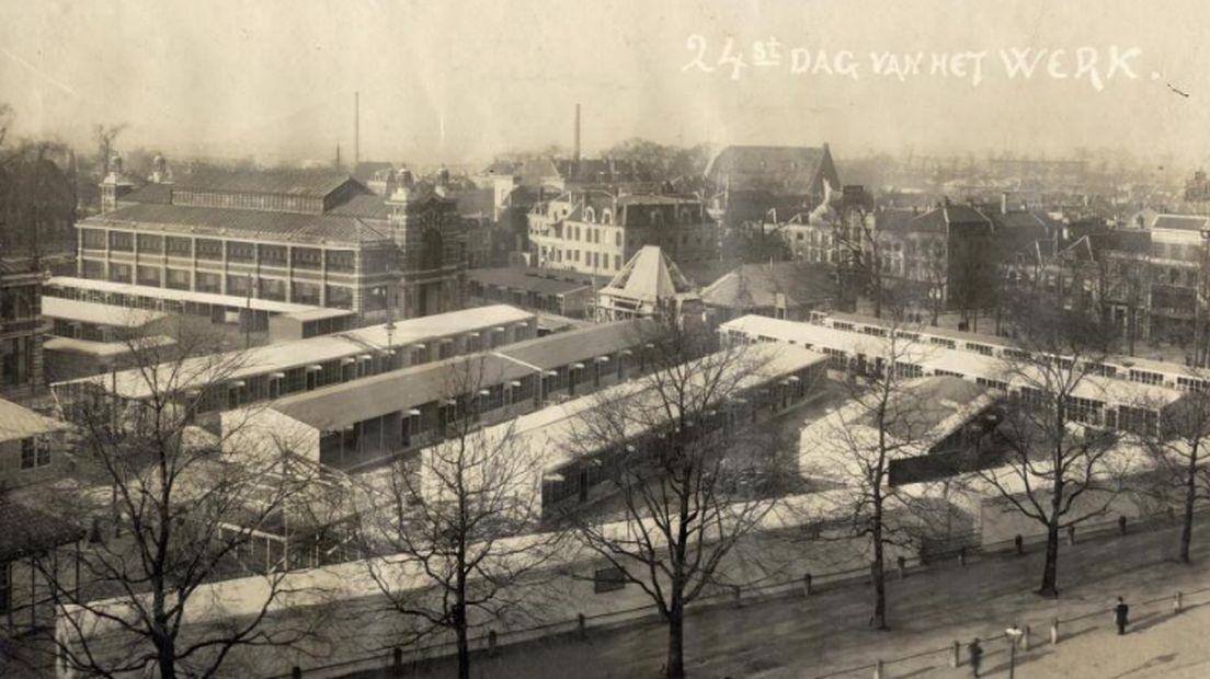 1917: Houten expositieruimten op de Vredenburg.
