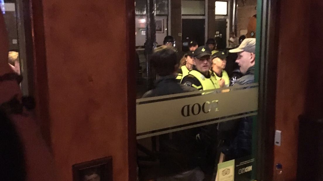 Agenten en hooligans bij de Ierse pub Mick O'Connells.