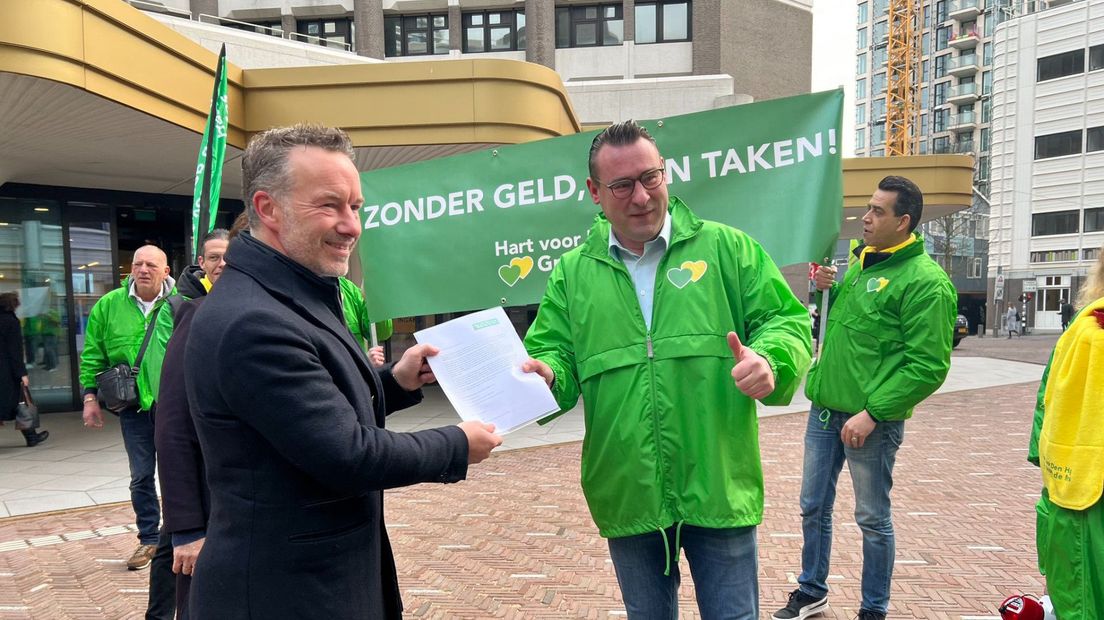 Richard de Mos overhandigt pamflet aan Wybren van Haga (Groep Van Haga)