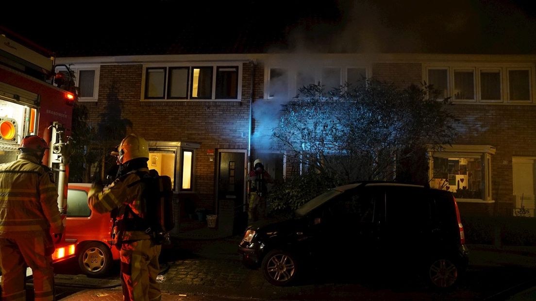 Brand in een woning aan de Gieterijstraat Deventer, de woonkamer is verwoest