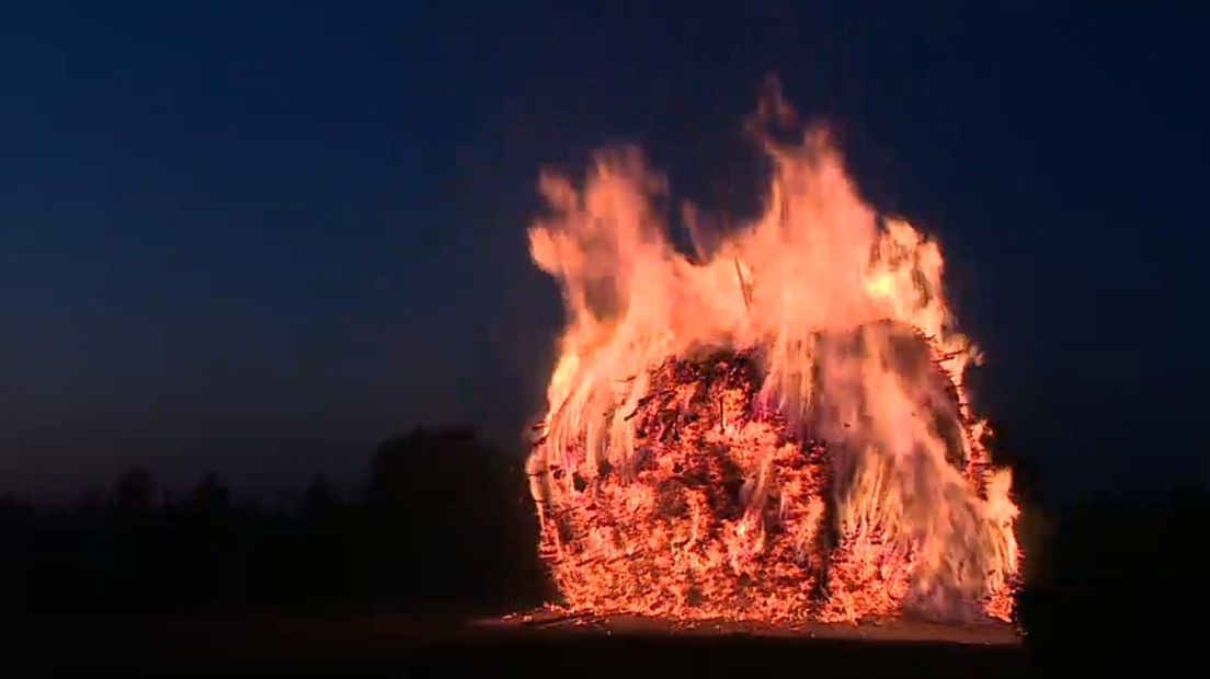 Door de droogte gaan meerdere paasvuren niet door, maar in Zieuwent was daarvan zondagavond geen sprake. De brand ging in een enorme stapel snoeihout aan de Rouwhorsterdijk. Kijk hier de beelden terug!