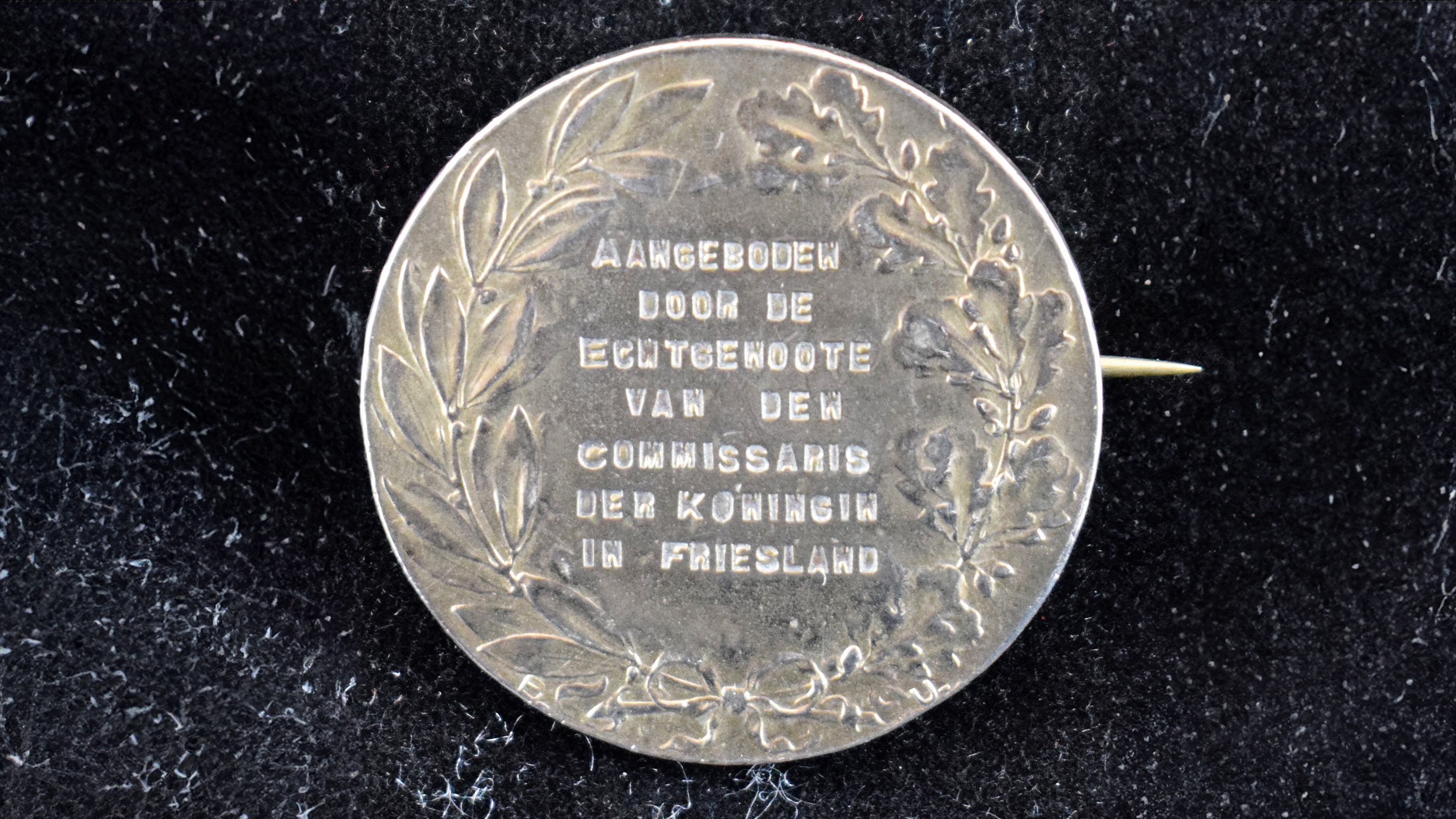 De broche die Eke Blanksma na de demonstratiewedstrijd kreeg