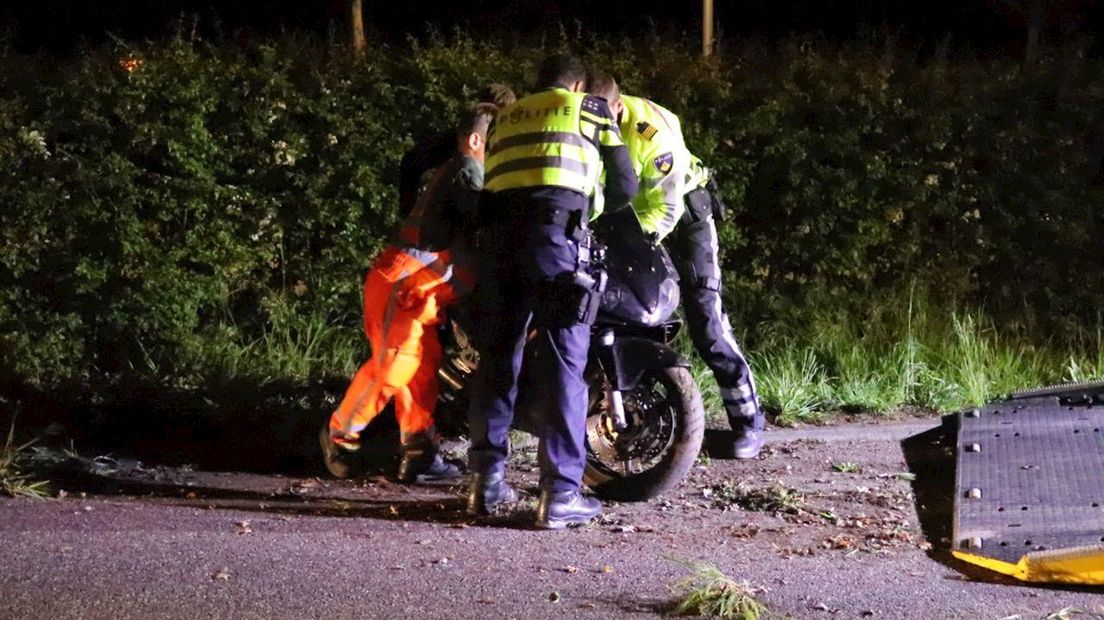 Motorrijder met spoed naar het ziekenhuis na val in Zwolle