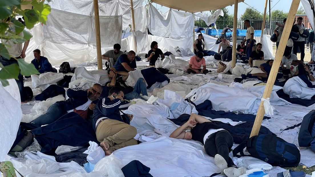 Wachtende asielzoekers proberen zich koel te houden in Ter Apel