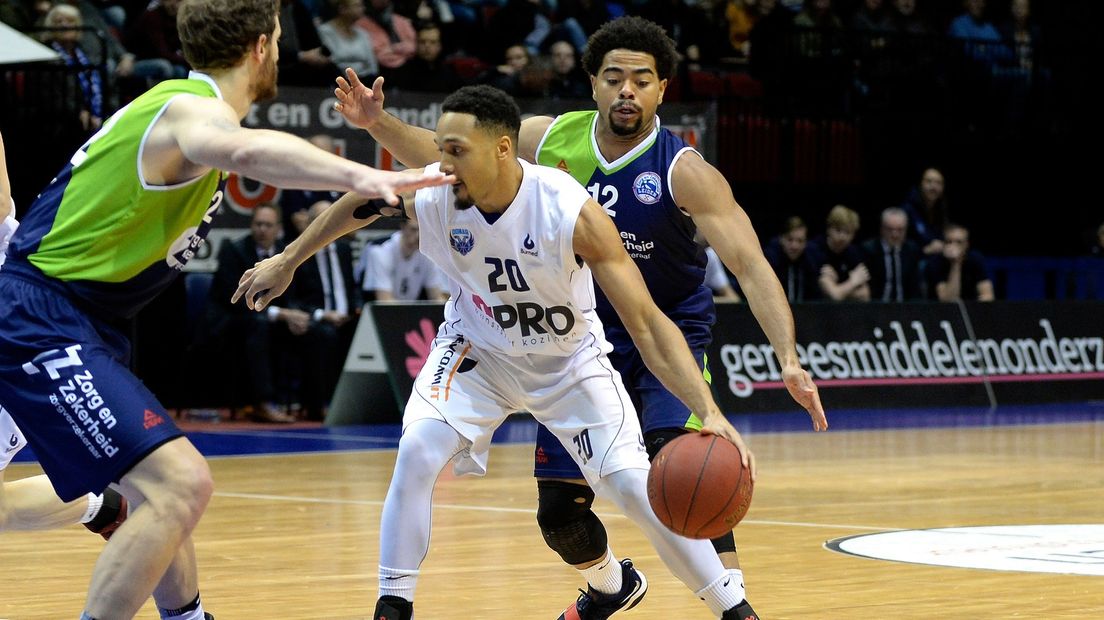 Donar speler Brandyn Curry met Leiden speler Carrington Love